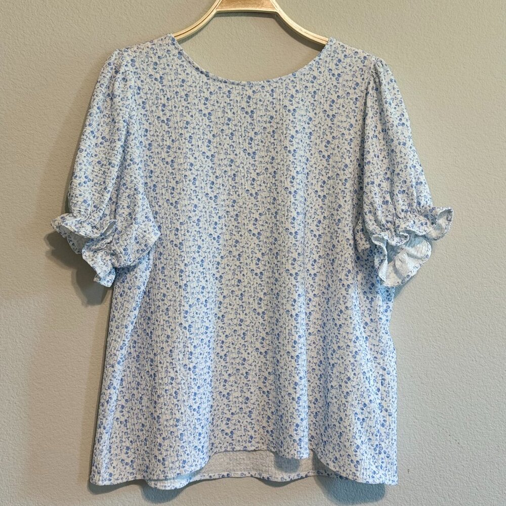 Floral White/Blue Crew Neck Smocked Short Puff Sleeve Top